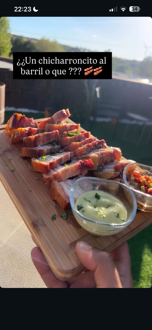 Chicharrón al barril con salsas caseras, crujiente y cortado en porciones