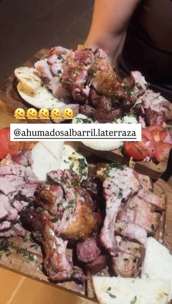 Tabla de ahumados variados con diferentes cortes de carne y acompañamientos